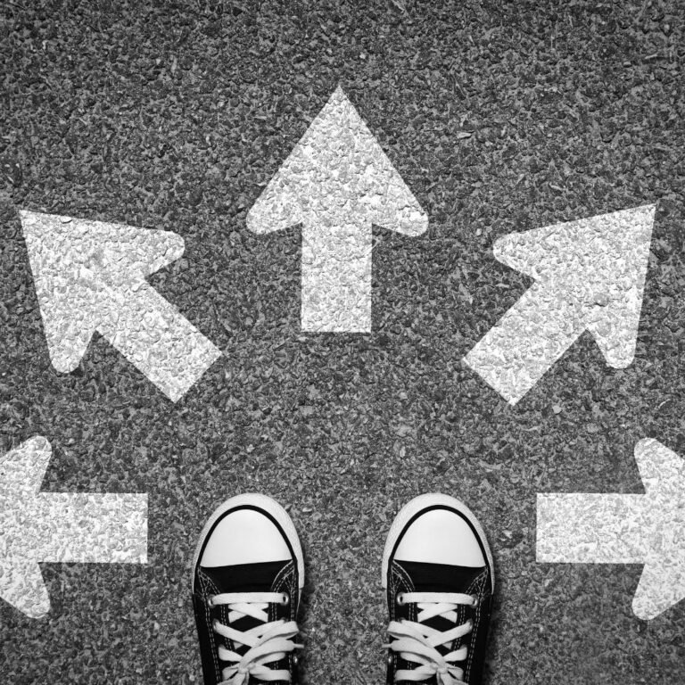 Une personne face à plusieurs directions, illustrant le choix des stratégies pour attirer des visiteurs sur un site.