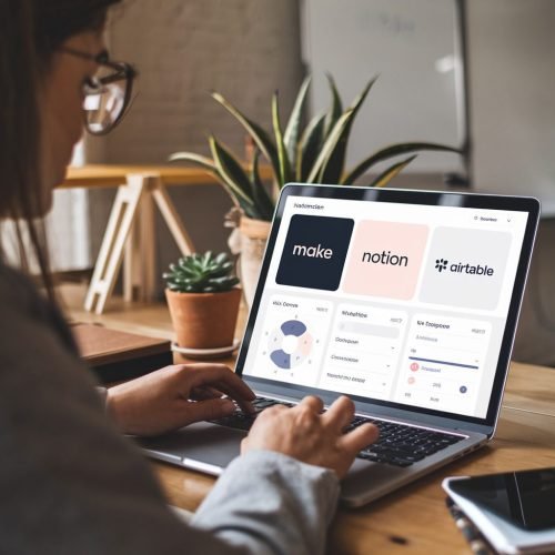 Femme entrepreneure travaillant sur un ordinateur affichant les outils Make, Notion et Airtable, illustrant l’organisation et l’optimisation du business grâce à l’automatisation.