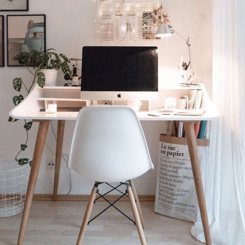 coin-bureau-cocon Bureau cosy avec décoration murale, plantes et chaise blanche dans une ambiance chaleureuse et inspirante.